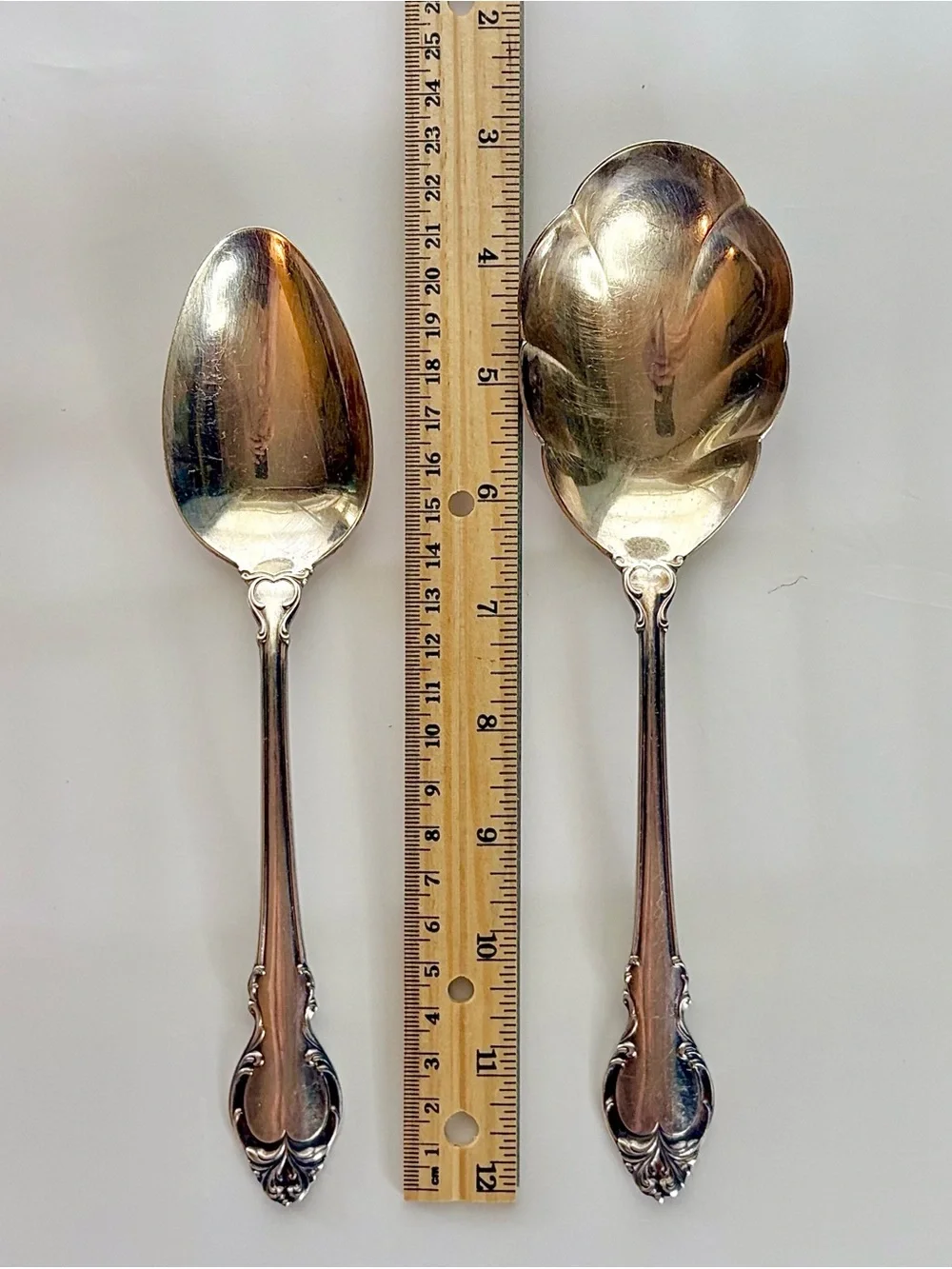 2 Vintage Holmes & Edwards IS Deep Silver Inlaid Serving Spoon 9” 8.5” Scalloped